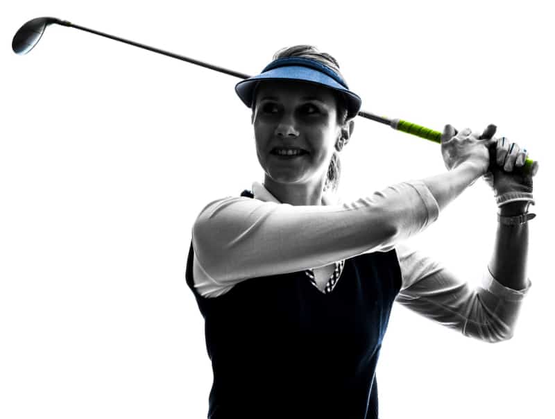 GVB Handicap 54 in 2 dagen 1 Een vrouw die tijdens een tweedaagse cursus met een golfclub zwaait om de GVB-handicap 54 te behalen.