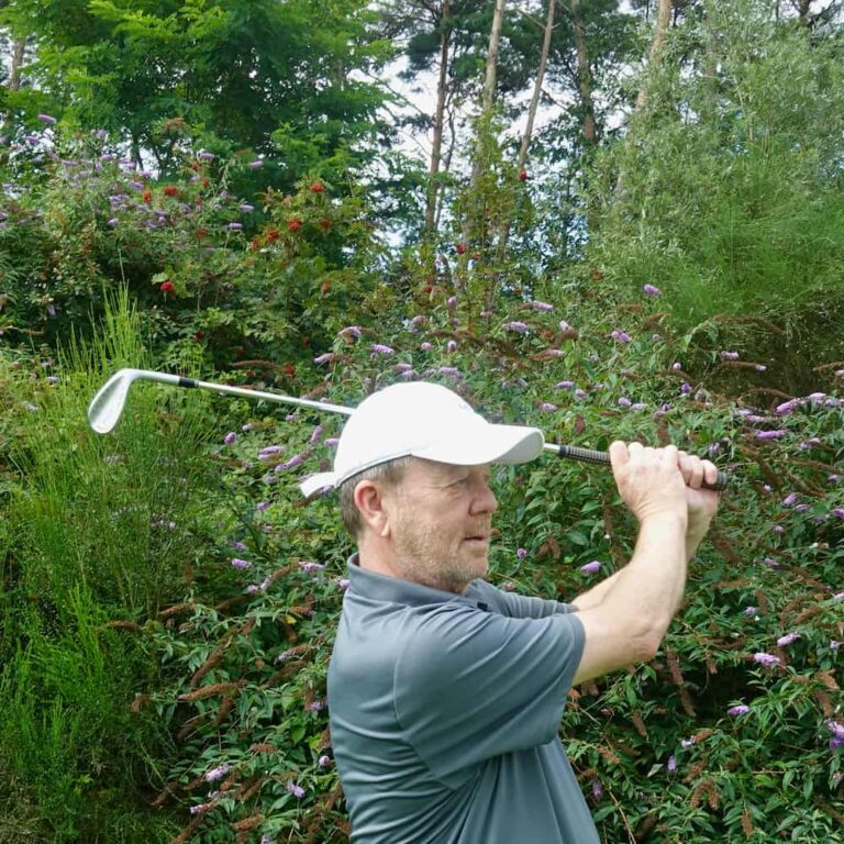 Ervaren golfer op de baan bij Flogolf in Driebergen