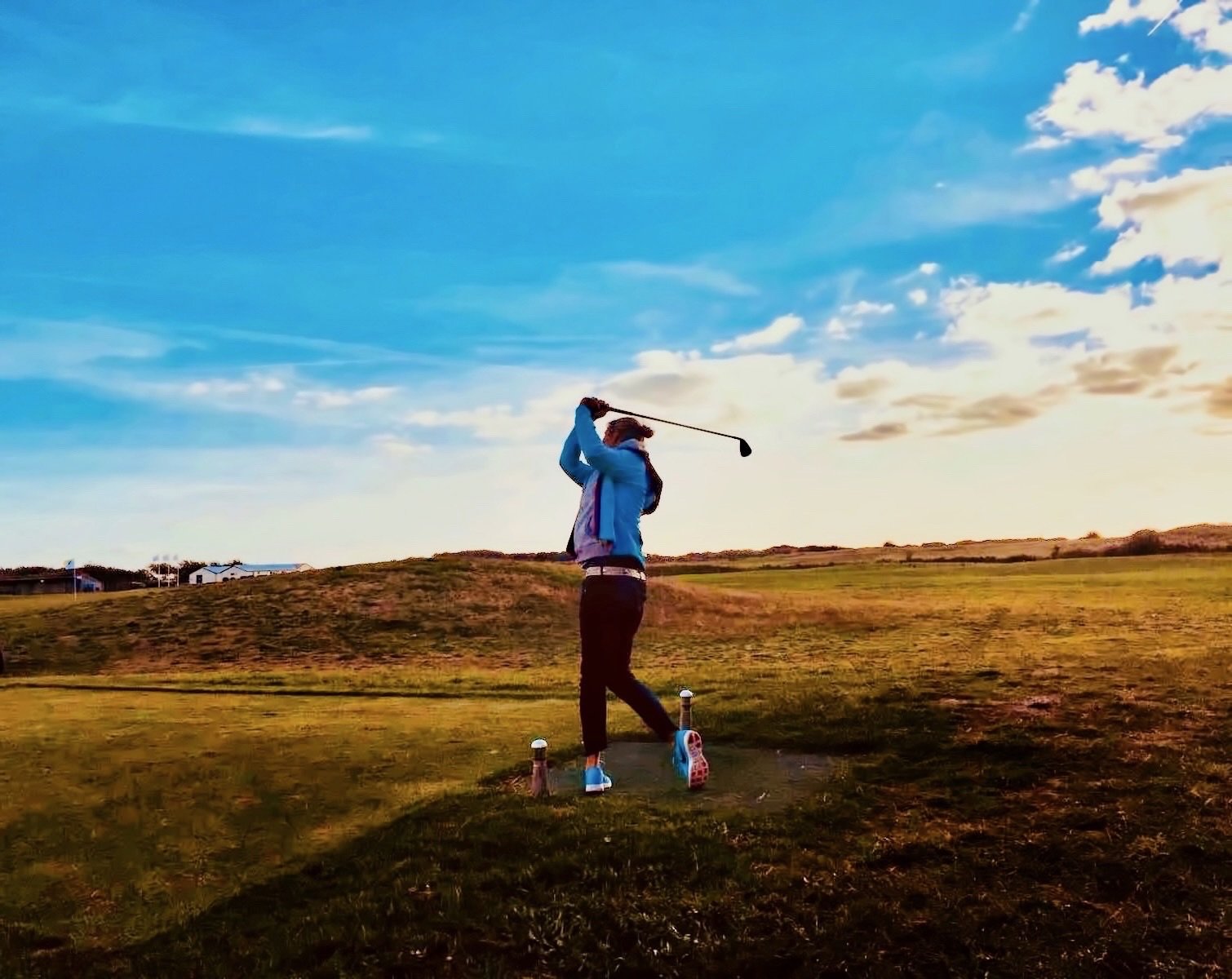 Astrid van den Heuvel op de golfbaan bij zonsondergang